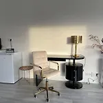 Modern Apartment Close To Tram And Airport, Free Parking