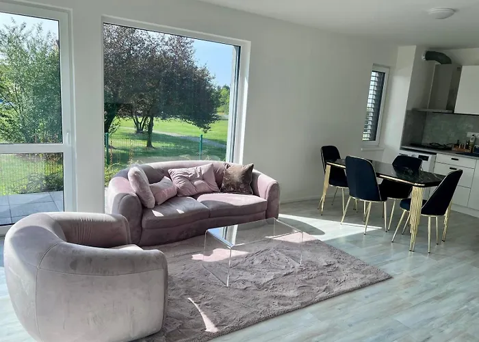 Modern Apartment Close To Tram And Airport, Free Parking