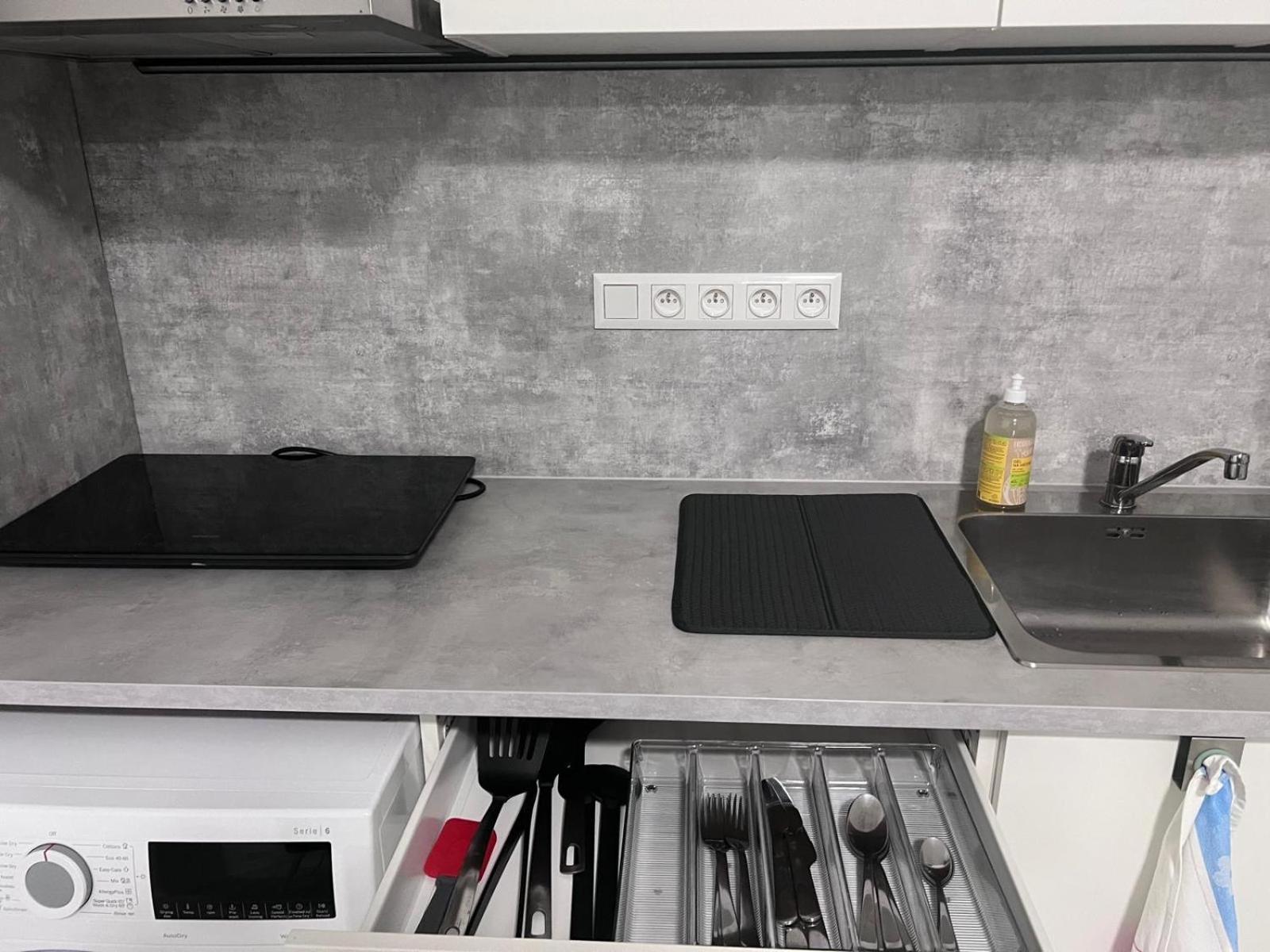 Appartamento Modern Close To Tram And Airport, Free Parking