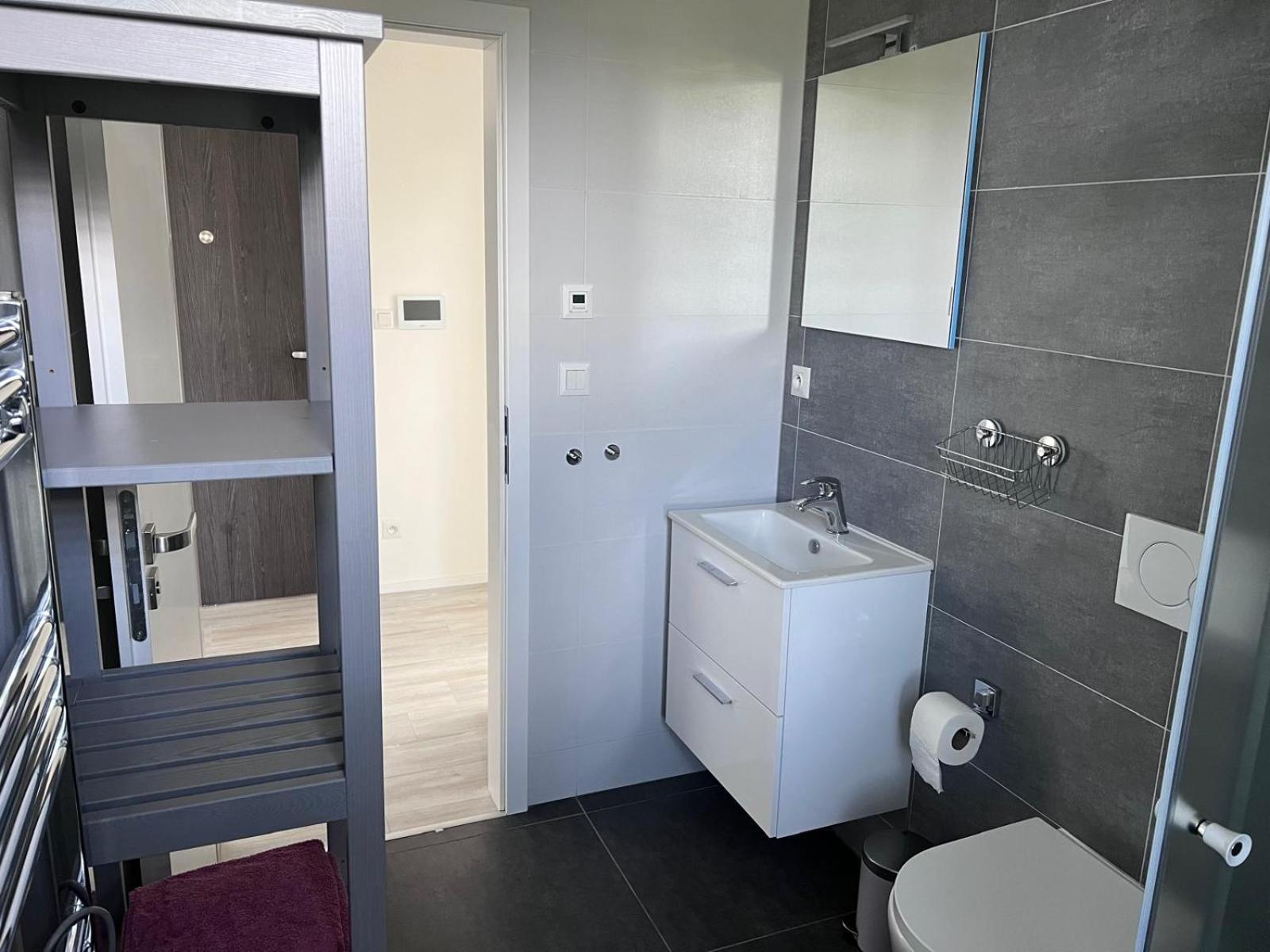 Modern Close To Tram And Airport, Free Parking